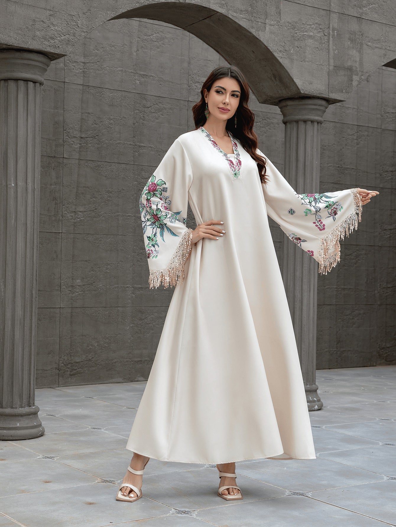Robe musulmane élégante pour femmes – Abaya à col en V, jupe longue avec franges, style Moyen-Orient, look raffiné