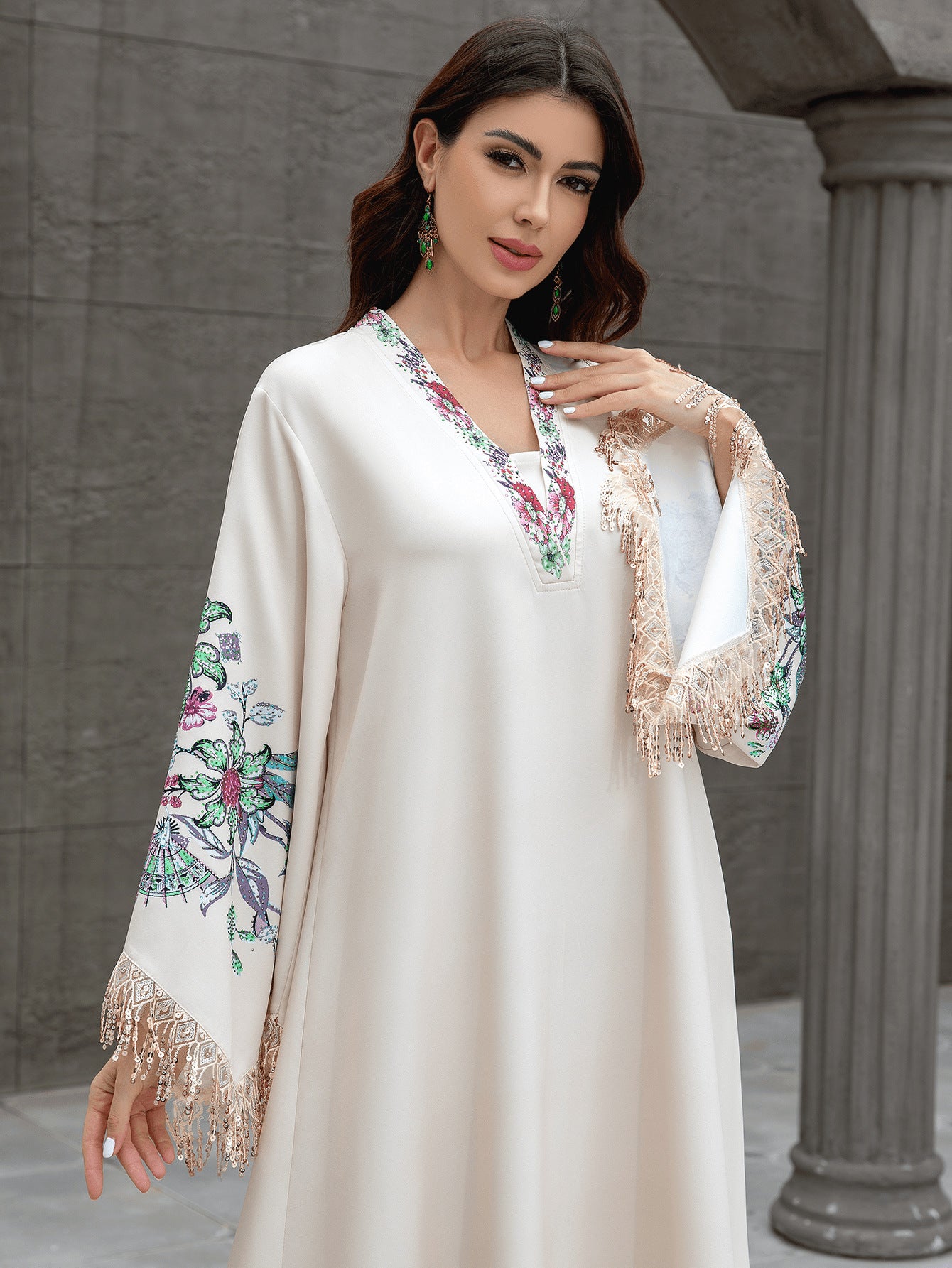 Robe musulmane élégante pour femmes – Abaya à col en V, jupe longue avec franges, style Moyen-Orient, look raffiné