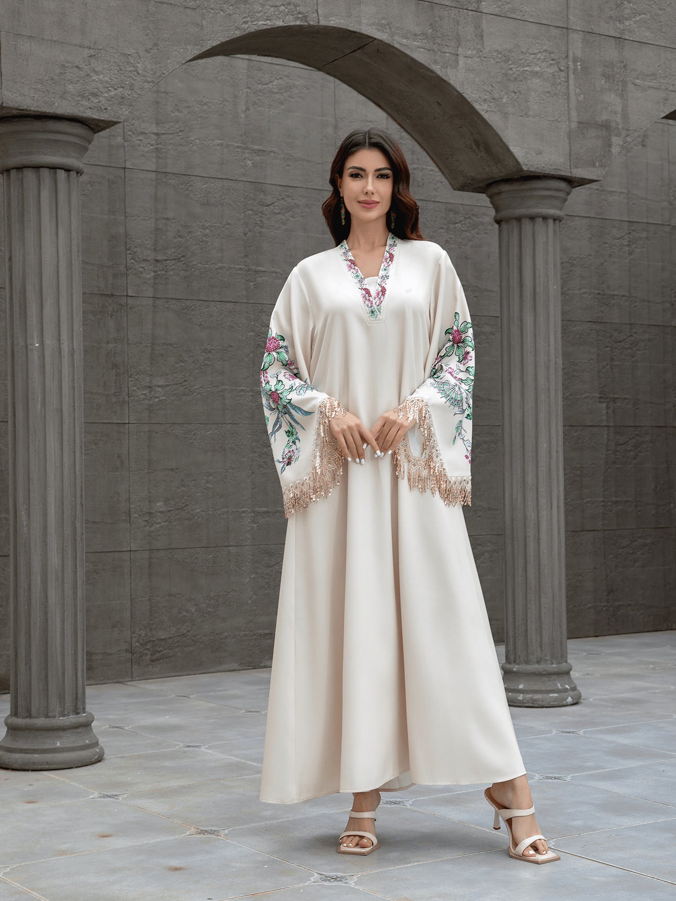 Robe musulmane élégante pour femmes – Abaya à col en V, jupe longue avec franges, style Moyen-Orient, look raffiné